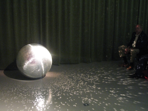 Suchan Kinoshita, Omweg voor publiek, twee discoballen, twee doeken, rear windows, fysiotherapeut, psychiater en een kaptafel, 2008, installatie.. <em>fotograaf: Rogier Taminiau</em> de Appel