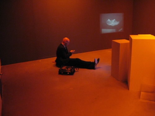 Sarah Pierce, It's time man. It feels imminent, 2008, installatie met video, audio, diaprojectie, kleurenfolie, presentatiemeubels en diverse stukken uit het archief van de Appel.. <em>fotograaf: Rogier Taminiau</em> de Appel