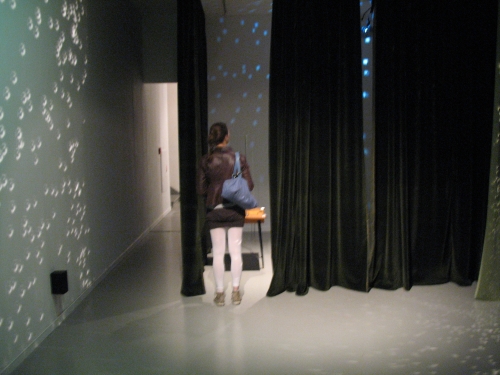 Suchan Kinoshita, Omweg voor publiek, twee discoballen, twee doeken, rear windows, fysiotherapeut, psychiater en een kaptafel, 2008, installatie.. <em>fotograaf: Rogier Taminiau</em> de Appel