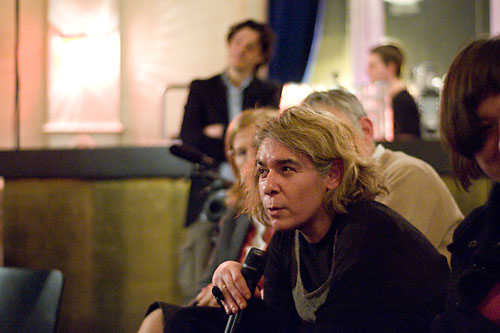 Het nagesprek. <em>fotograaf: Cassander Eeftinck Schattenkerk</em>