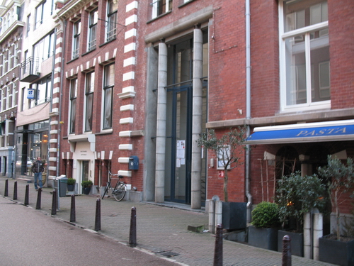 Voor de deur van de voormaiige 'de Appel. <em>fotograaf: Rogier Taminiau</em>