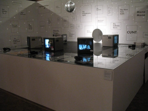 Stefanie Seibold READER/WALLPAPER (2008) installation with choice of de Appel archive. <em>fotograaf: Petra Noordkamp</em>
