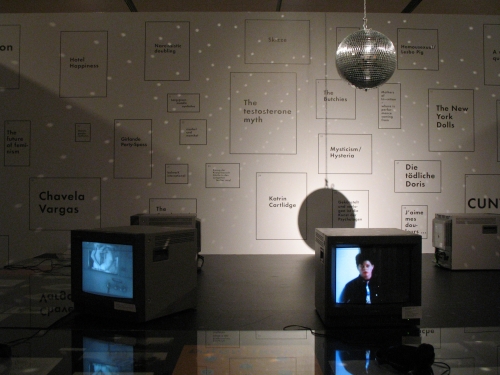Stefanie Seibold READER/WALLPAPER (2008) installation with choice of de Appel archive. <em>fotograaf: petra Noordkamp</em>