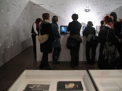 Stefanie Seibold READER/WALLPAPER (2008) installation with choice of de Appel archive. <em>fotograaf: Petra Noordkamp</em>