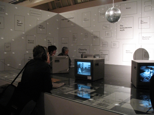 Stefanie Seibold READER/WALLPAPER (2008) installation with choice of de Appel archive. <em>fotograaf: Petra Noordkamp</em>