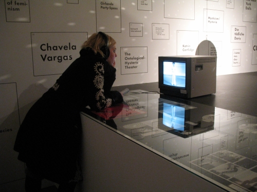 Stefanie Seibold READER/WALLPAPER (2008) installation with choice of de Appel archive. <em>fotograaf: Petra Noordkamp</em>