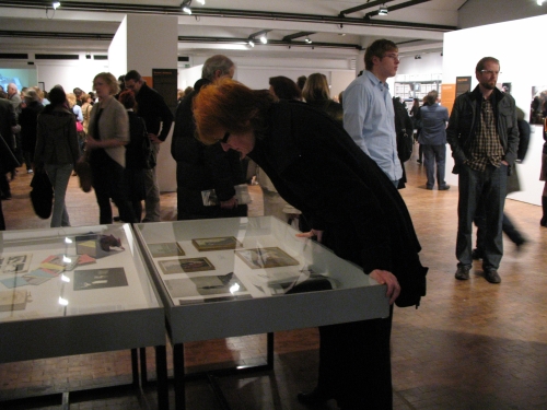 Stefanie Seibold READER/WALLPAPER (2008) installation with choice of de Appel archive. <em>fotograaf: Petra Noordkamp</em>