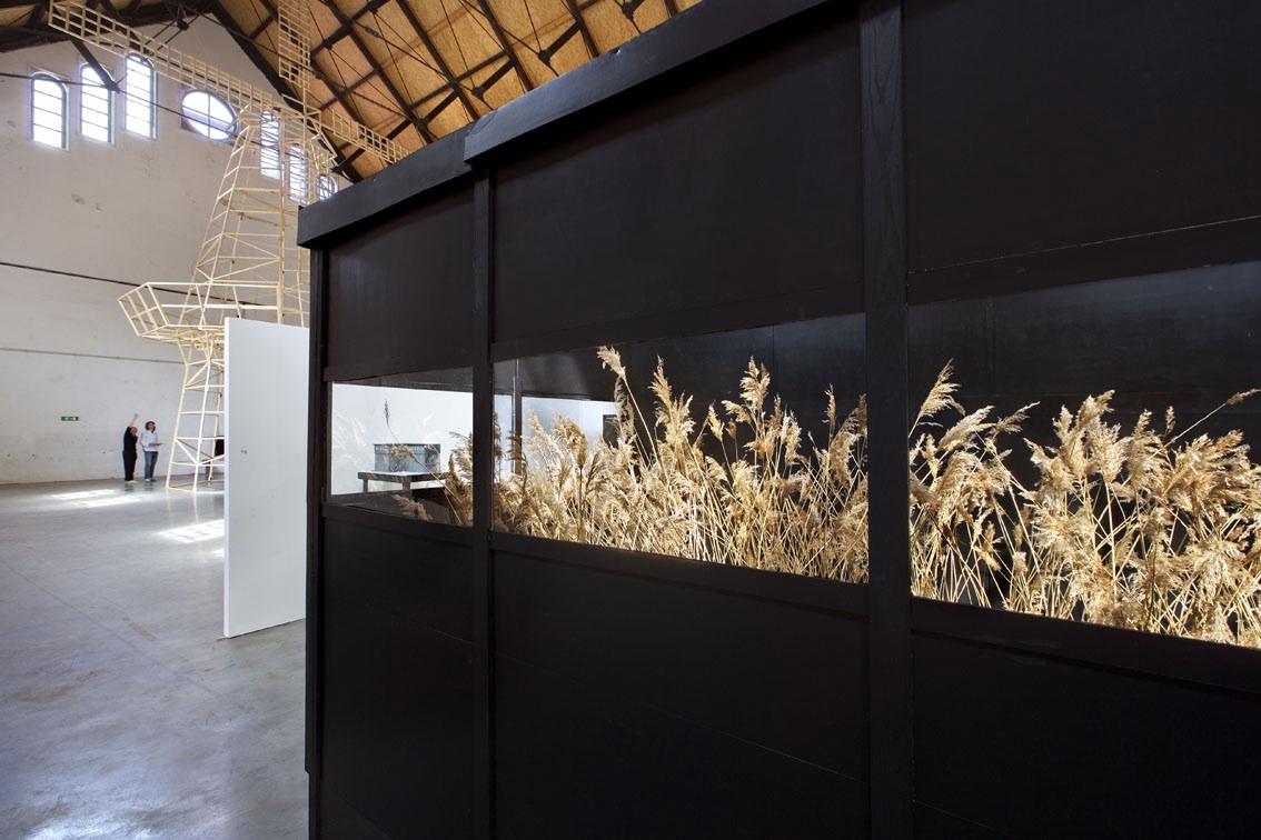 Heidi Linck We love our refugees, 2009, installatie, div. materialen, 400x200x240 cm. <em>fotograaf: Daniel Nicolas</em>
