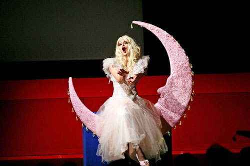 Sturtevant, Spinoza in Las VegasPerformance view, UBS Openings: Saturday Live, Tate Modern, 2008, courtesy van de kunstenaar Tate Modern