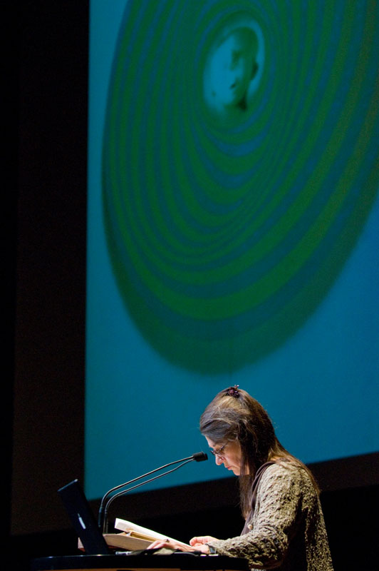 Marina Warner. <em>fotograaf: Cassander Eeftinck Schattenkerk</em>