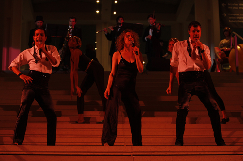 My Barbarian, The Case of the Stairs, live performance met LA Fog, Hana Van Der Kolk en Leilani Drakeford, Los Angeles Contemporary Museum of Art, 2008, courtesy van My Barbarian courtesy of My Barbarian
