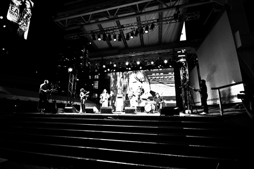 Adam Pendleton, BAND, 2009, concert/performance, featuring Deerhoof, Performance view, Toronto International Film Festival, foto door Aviva Cohen
. <em>fotograaf: Aviva Cohen</em>