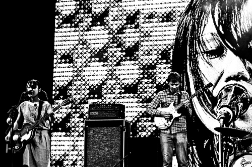 Adam Pendleton, BAND, 2009, concert/performance,featuring Deerhoof, Performance view, Toronto International Film Festival, foto door Aviva Cohen. <em>fotograaf: Aviva Cohen</em>