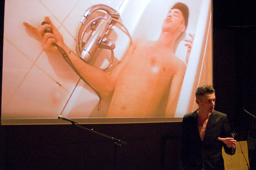Performance Serge Delbruyere build it & they will cum. <em>fotograaf: Cassander Eeftinck Schattenkerk</em> Cassander Eeftinck Schattenkerk & de Appel