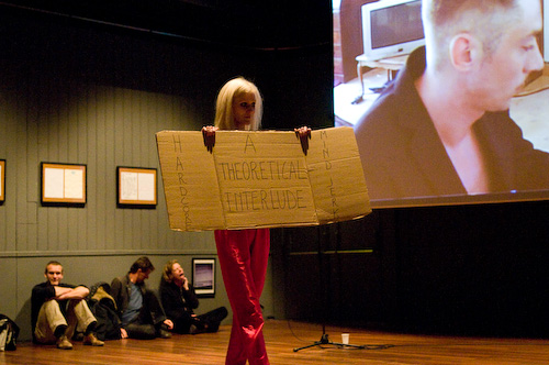 Performance Serge Delbruyere build it & they will cum. <em>fotograaf: Cassander Eeftinck Schattenkerk</em> Cassander Eeftinck Schattenkerk & de Appel