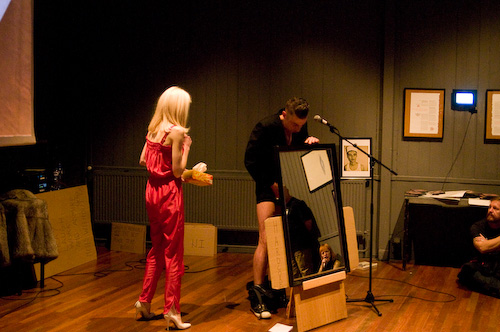 Performance Serge Delbruyere build it & they will cum. <em>fotograaf: Cassander Eeftinck Schattenkerk</em> Cassander Eeftinck Schattenkerk & de Appel