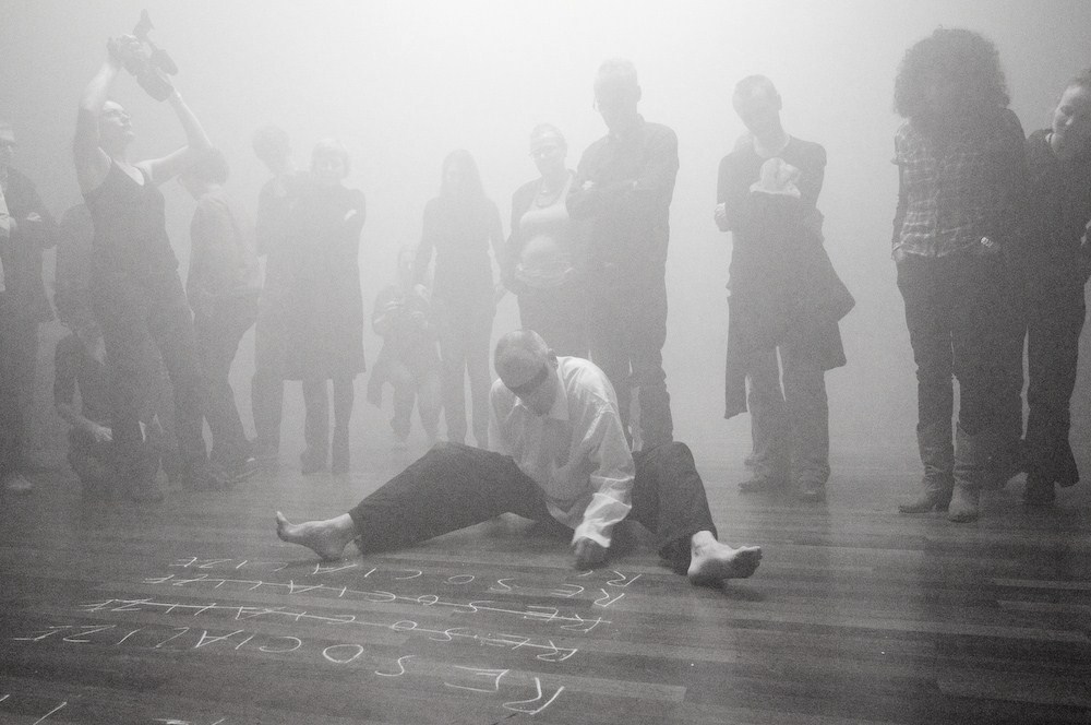 Performance Peter Baren DISCOVER HEAVEN (Under The Arches Societies). <em>fotograaf: Cassander Eeftinck Schattenkerk</em>