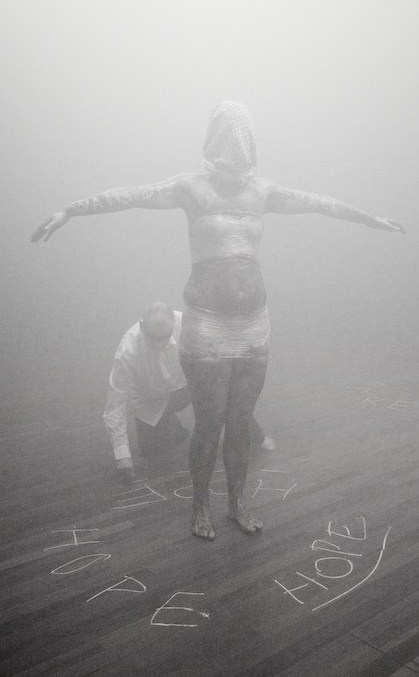 Performance Peter Baren DISCOVER HEAVEN (Under The Arches Societies). <em>fotograaf: Cassander Eeftinck Schattenkerk</em>