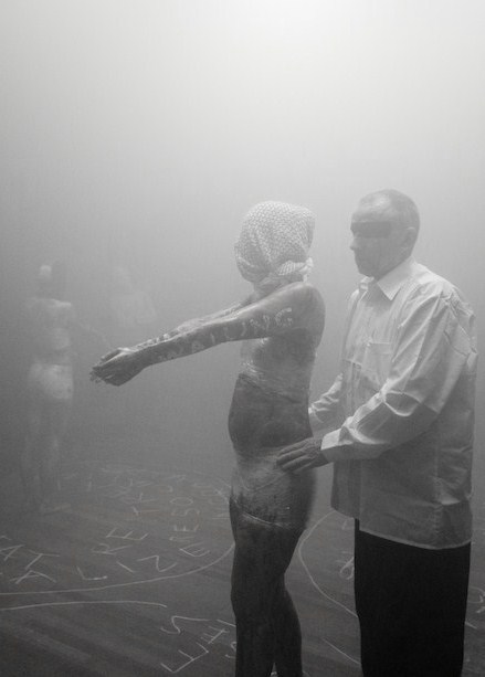 Performance Peter Baren DISCOVER HEAVEN (Under The Arches Societies). <em>fotograaf: Cassander Eeftinck Schattenkerk</em>