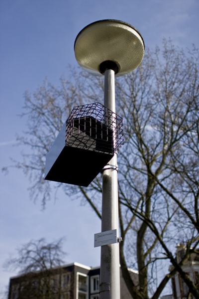 Otto Karvonen, Vreemdelingenpaleis Vogelhuisjes Collectie, Zestienhoven, 2010. Cementvezelplaat, staal, gelaagd hout, verf