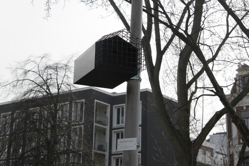 Otto Karvonen, Vreemdelingenpaleis Vogelhuisjes Collectie, Zestienhoven, 2010. Cementvezelplaat, staal, gelaagd hout, verf. <em>fotograaf: Rogier Taminiau</em>