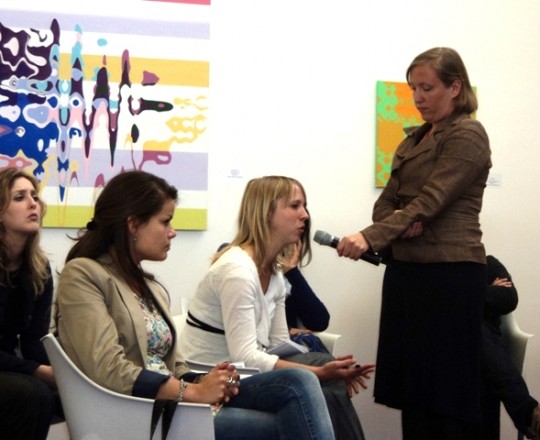 Vragen vanuit het publiek. Rechts: moderator Rineke Kraaij