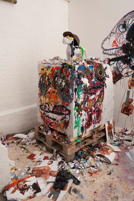 Bjarne Melgaard/Rod Bianco, Zonder titel, 2010, Installatie: marmeren sculpturen, fotoprints,fotoprints op aluminium, schilder benodigdheden
&nbsp;
&nbsp;. <em>fotograaf: cassander Eeftinck-Schattenkerk</em>