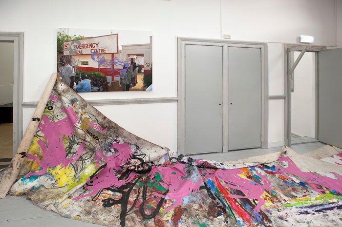 Bjarne Melgaard/Rod Bianco, Zonder titel, 2010, olie op doek, 152.3 cm x 114.3 cm x 4.4 cm (boven),Bjarne Melgaard/Rod Bianco, Zonder titel, 2010, olie op ongespannen doek, 182.2 cm x 880.1 cm (onder). <em>fotograaf: cassander Eeftinck-Schattenkerk</em>