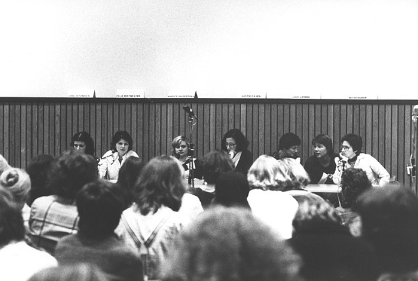 Discussiepanel, v.l.n.r. Ulrike Rosenbach, Cillie Rentmeister, Marlite Halbertsma, Judith Cahen, Lucy Lippard & Betsy Damon. <em>fotograaf: © Jutka Rona, Amsterdam</em> © De Appel, Amsterdam & de kunstenaar(s)/the artist(s)