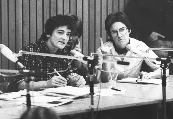 Discussiepanel, links: Lucy Lippard, rechts: Betsy Damon. <em>fotograaf: © Jutka Rona, Amsterdam</em> © De Appel, Amsterdam & de kunstenaar(s)/the artist(s)