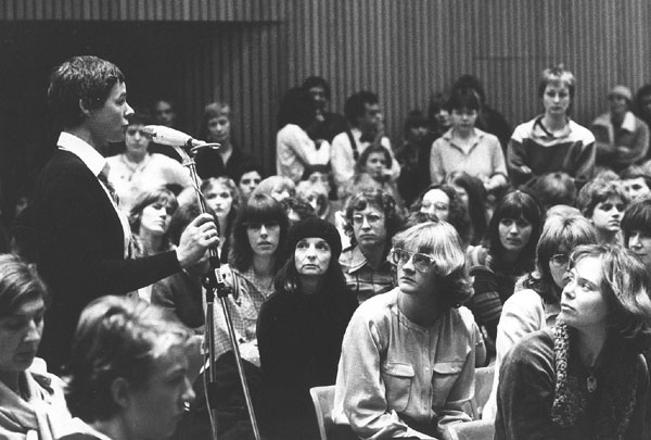 Aan het woord: Wies Smals. Uiterst links: Marijke v/d Wijst. Rechts met baret: Nan Hoover. Achter Hoover: Debora Meyers & Frank Reynders.. <em>fotograaf: © Jutka Rona, Amsterdam</em> © De Appel, Amsterdam & de kunstenaar(s)/the artist(s)