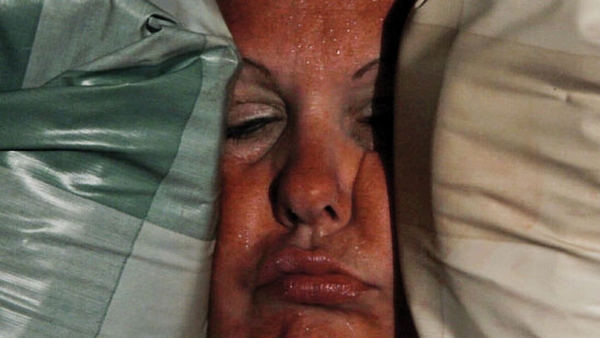 
Video still uit Squeeze (2010)
Courtesy van Mary Boone Gallery in samenwerking met&nbsp;Nicole Klagsbrun Gallery

