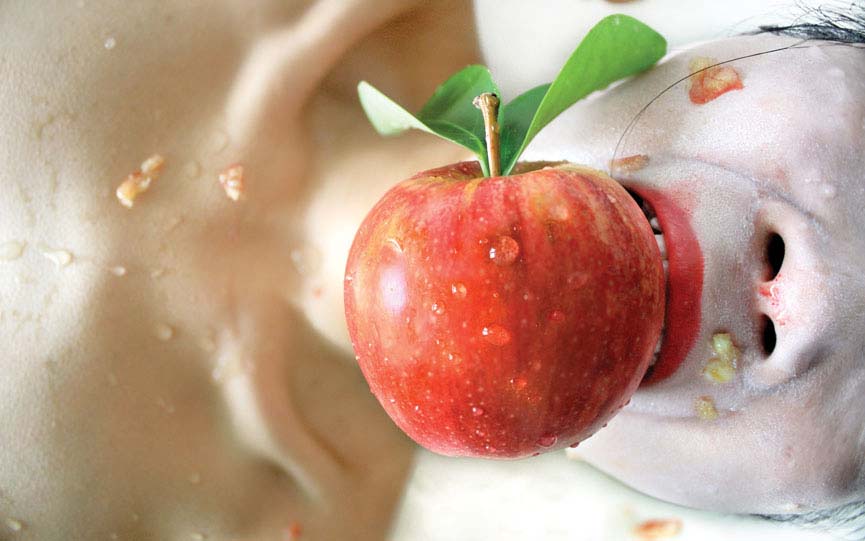 Nivard Thoes & Ma Yan Jun - Apple Polisher Sweatshop (inspired by de Appel)