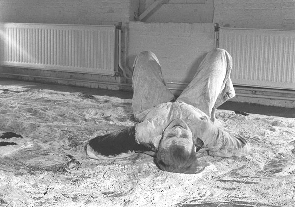 Kruipen. Sculptuur in beweging III © De Appel, Amsterdam & de kunstenaar(s)/the artist(s)