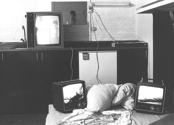 Changing postures: the bed II © De Appel, Amsterdam & de kunstenaar(s)/the artist(s)