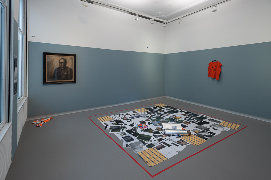 Albert Servaes, Portrait of Henri van Abbe, 1937, Oil on canvasJota Castro, Polvo y Ceniza, 2013, Materials variable. <em>fotograaf: Cassander Eeftinck Schattenkerk</em>