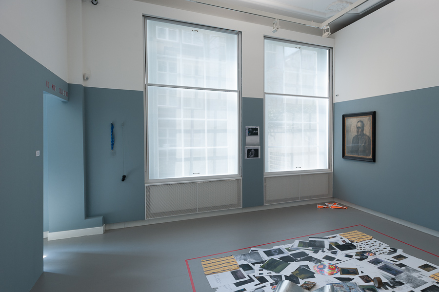 Albert Servaes, Portrait of Henri van Abbe, 1937, Oil on canvasJota Castro, Polvo y Ceniza, 2013, Materials variable. <em>fotograaf: Cassander Eeftinck Schattenkerk</em>