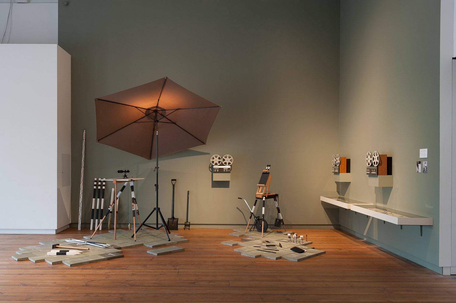 James Beckett, Dowsing Schools: Preliminary Findings and Corresponding Survey Kit, 2013. <em>fotograaf: Cassander Eeftinck Schattenkerk</em>