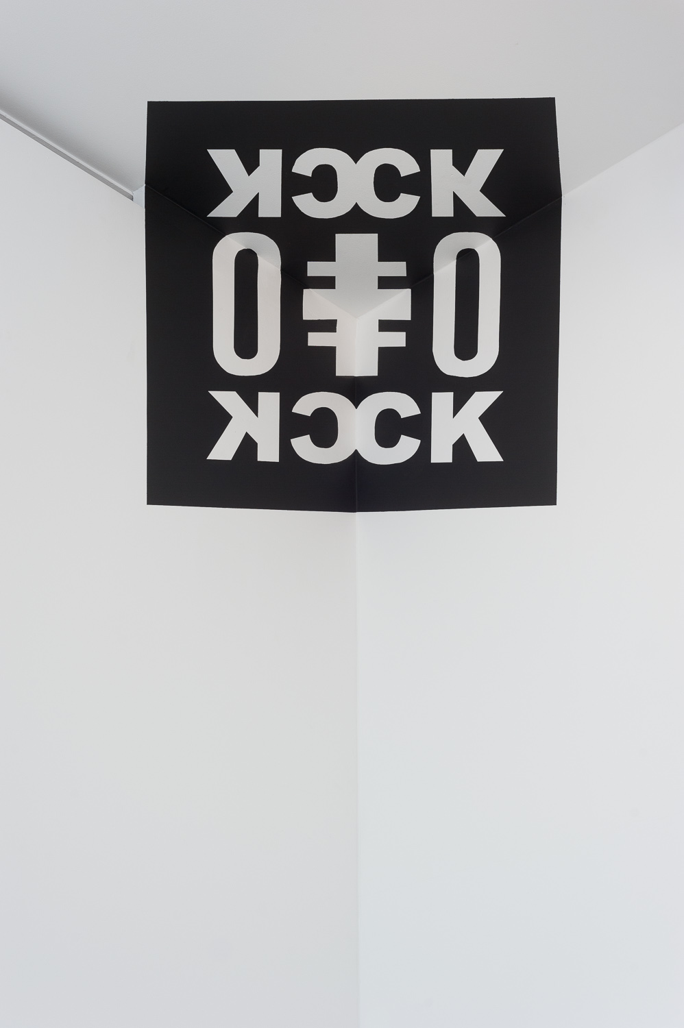 Kendell Geers, Four Letter Corner Piece (Homage to the Black Square), 2013. <em>fotograaf: Cassander Eeftinck Schattenkerk</em>