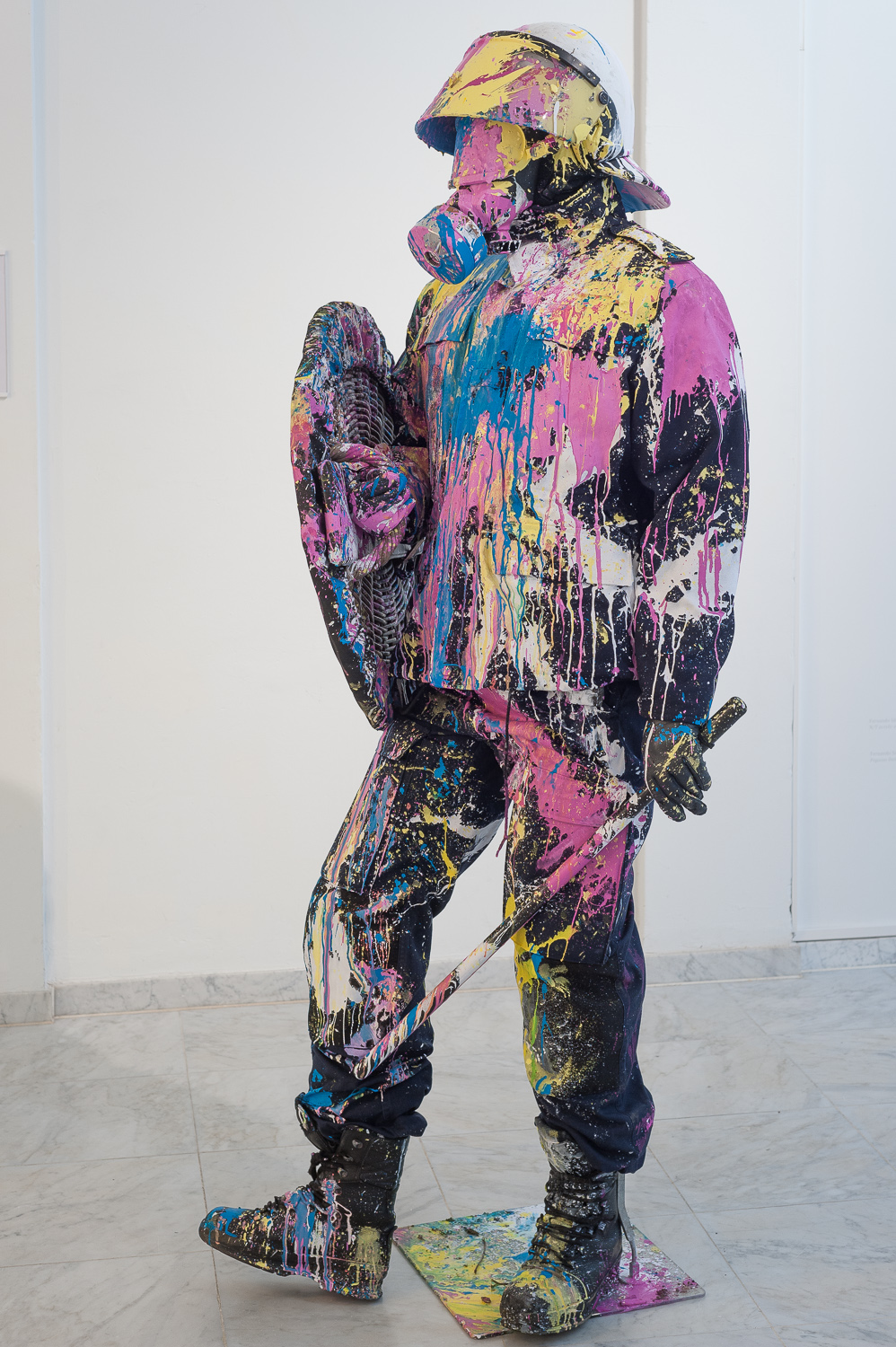 Fernando Sánchez Castillo, N/T acrylic on uniform, 2013. <em>fotograaf: Cassander Eeftinck Schattenkerk</em>