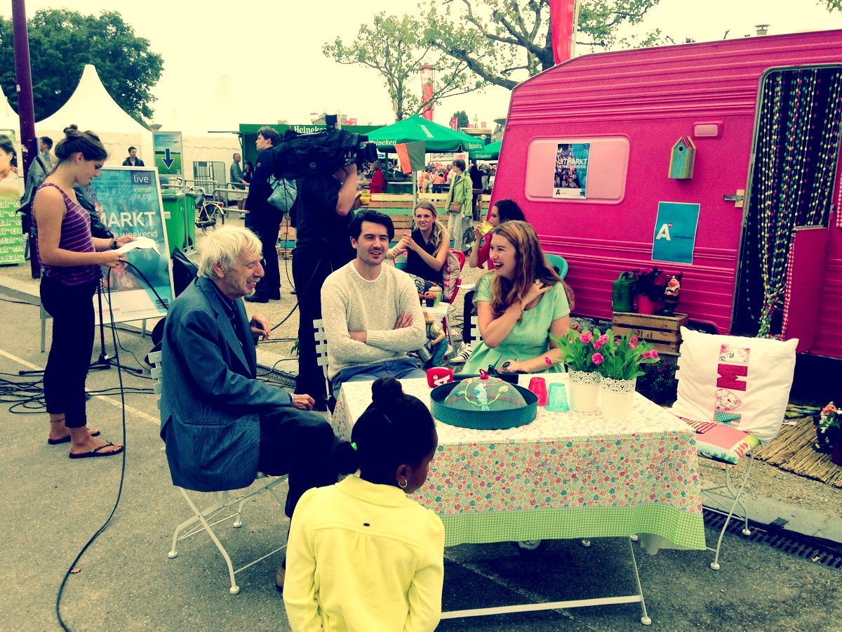 De prijswinnaars bij de Uitmarkt wachtend op interview. <em>fotograaf: Clayde Menso</em>