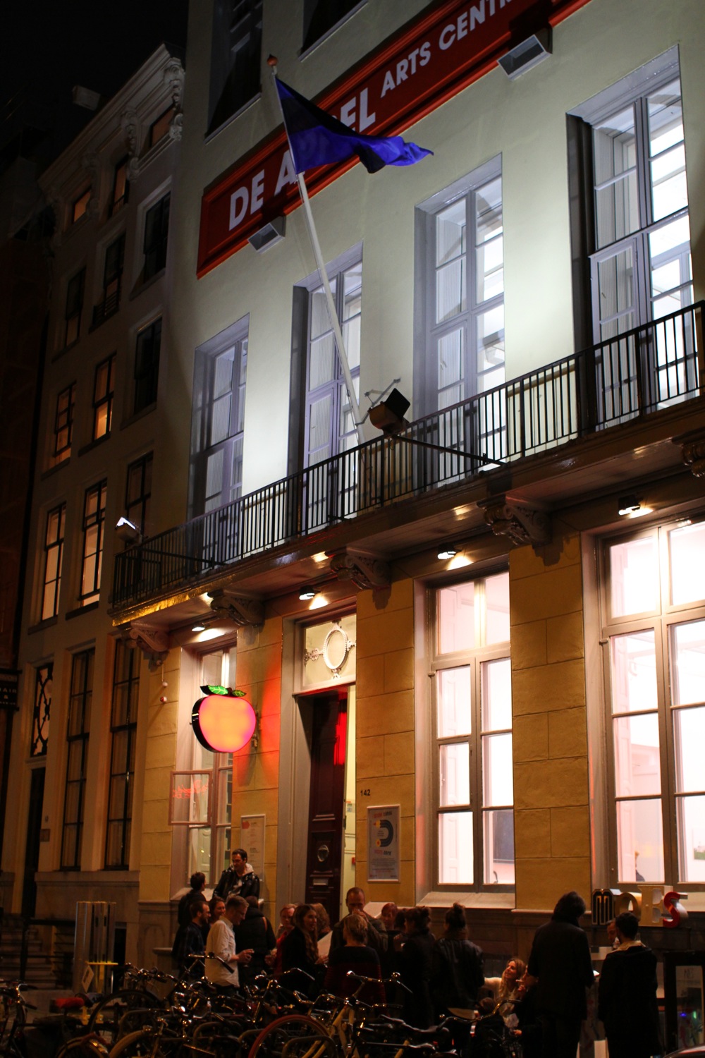 Bezoek de Appel arts centre bij nacht