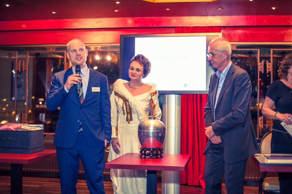 Alexandra van Huffelen (voorzitter) in een jurk van Joep van Lieshout.. <em>fotograaf: Tony Perez</em>