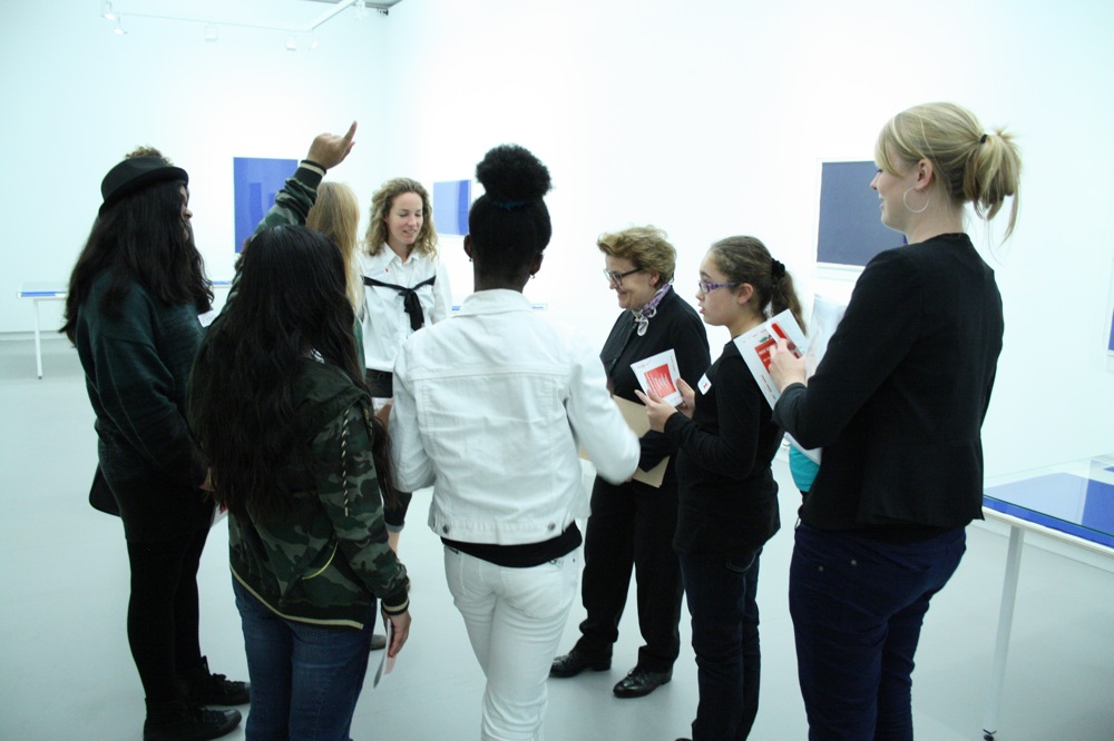 IMC weekendschool kinderjury bij het werk van Remco Torenbosch. <em>fotograaf: Milan Anais</em>