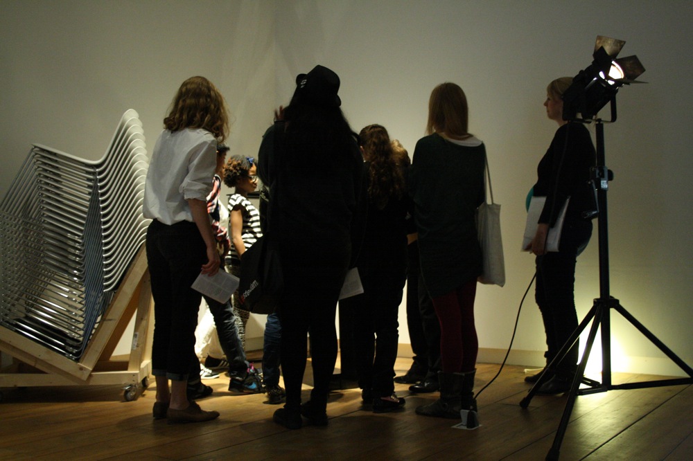 IMC weekendschool kinder jury bij het werk van Ola Vasiljeva. <em>fotograaf: Milan Anais</em>