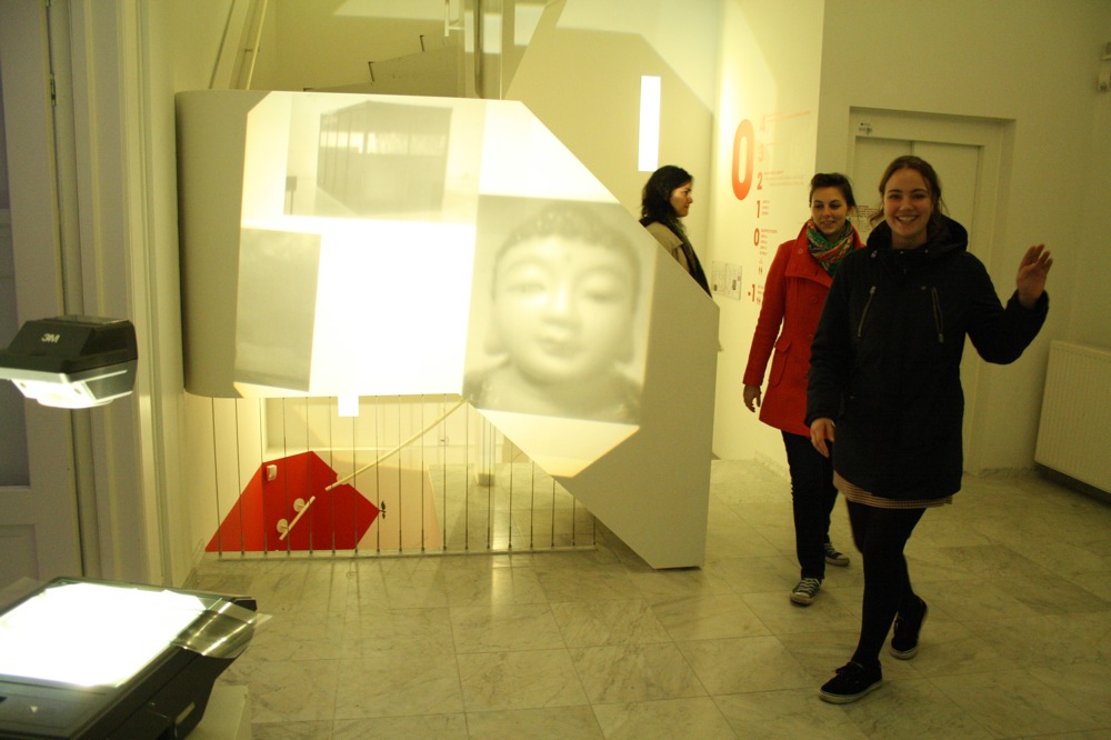 Een projector met werken van voorgaande edities van de Prix de Rome die in de Appel arts centre hebben plaatsgevonden.. <em>fotograaf: Milan Anais</em>