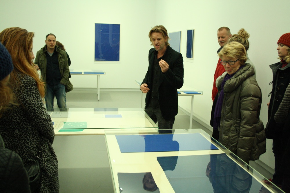 Jasper Krabbe bij het werk van Remco Torenbosch. <em>fotograaf: Milan Anais</em>