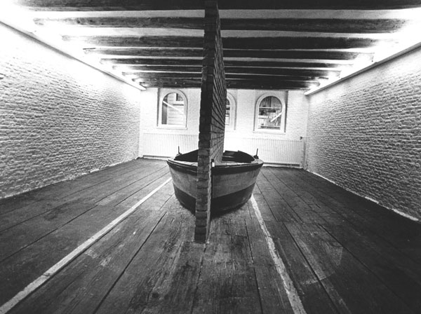 De Europese Muur / De Boot. <em>fotograaf: © Oscar van Alphen, Amsterdam</em> © De Appel, Amsterdam & de kunstenaar(s)/the artist(s)