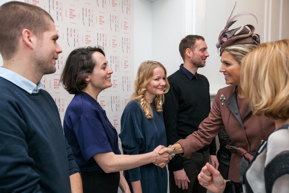 Koningin Maxima met de shortlist kunstenaars. <em>fotograaf: Shinto Otani</em>