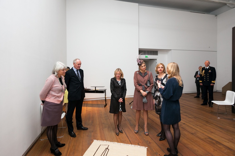 Koningin Maxima met Ola Vasiljeva. <em>fotograaf: Shinto Otani</em>